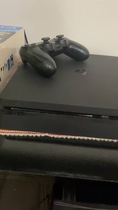 PS4 Slim 500 GB 1 controller 1