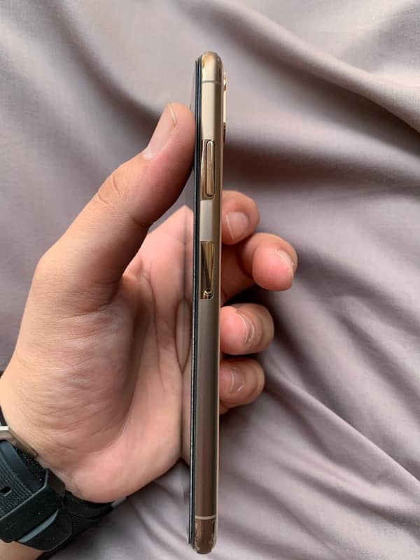 iPhone Xs max 4