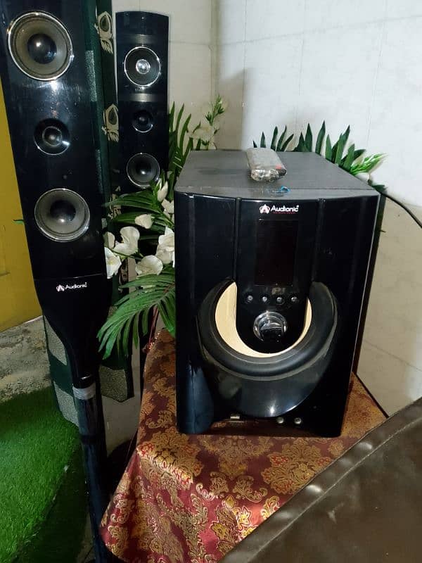 Hometheater system basse with two speakers 0