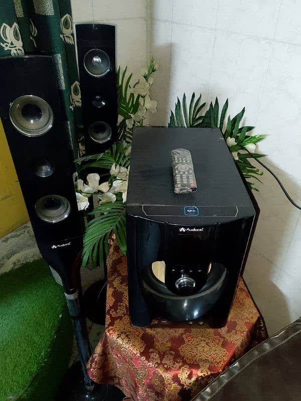 Hometheater system basse with two speakers 1