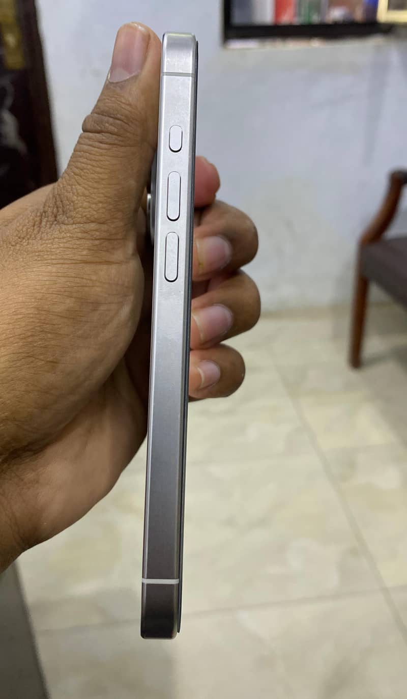 iPhone 15 pro titanium white 99% battery 4