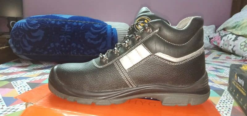 safety shoes 2 pair dono sath deny hy 8000 1