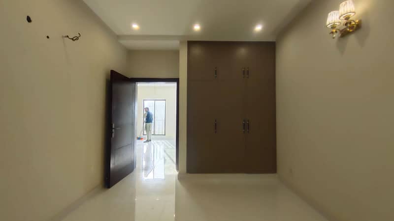 1 BEDROOM APARTMENT IS AVAILABLE FOR RENT IN JASMINE BLOCK BAHRIA TOWN LAHORE 7