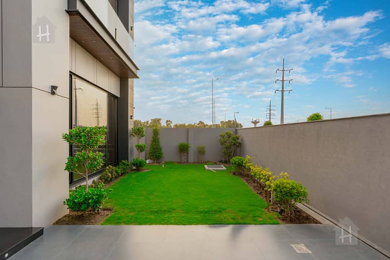 Prime Location 1 Kanal House For Sale In T Block Phase 8 DHA Lahore 3