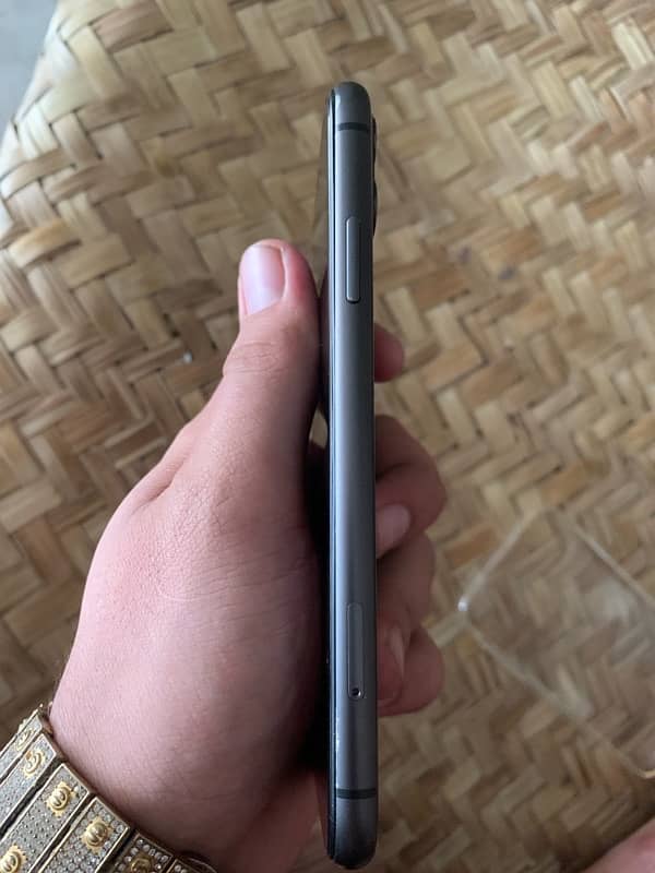 iphone 11  128gb  black color  factory unlock 2