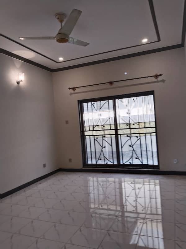 Extremely Beautiful Upper Portion For Rent ,Walking From Zoo. Also . Main Gate Separate 8