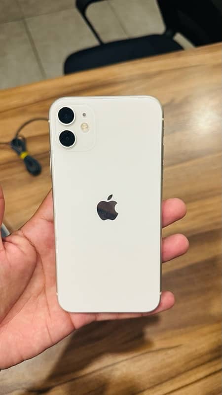 iphone 11 white colour 128 gb pta approved 5