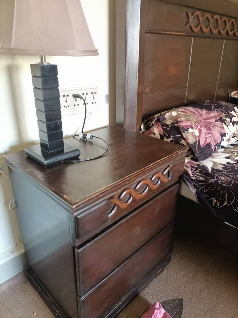 Bed Set For Sale// King Size Bed//Wodden Bed//2 Side TAble(LED trolly) 2