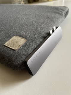 15" Macbook Sleeve (Comfyable) + Space Gray USB Hub (Satechi)