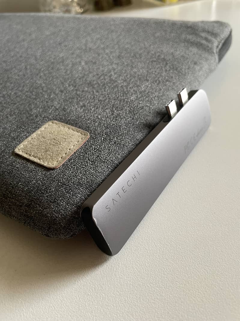 15" Macbook Sleeve (Comfyable) + Space Gray USB Hub (Satechi) 0