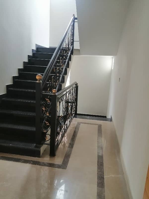 1 kanal Beautiful Corner house upper Protion Available For Rent 1