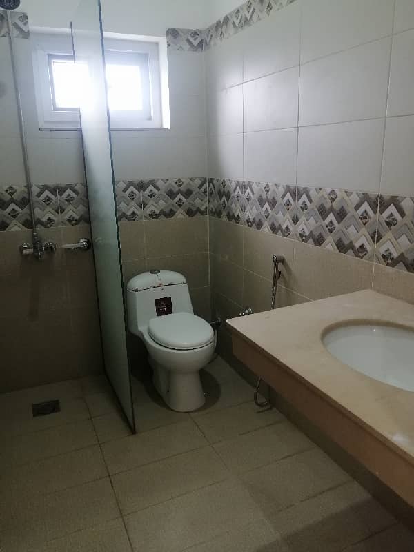 1 kanal Beautiful Corner house upper Protion Available For Rent 12