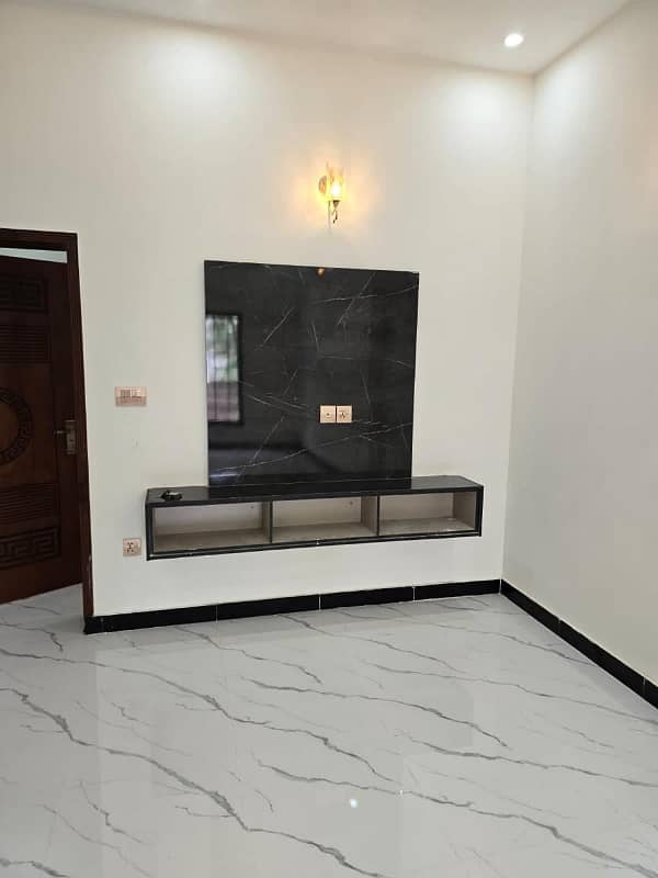 10 Marla loyer portion For Rent Punjab society colege Road Lahore 0