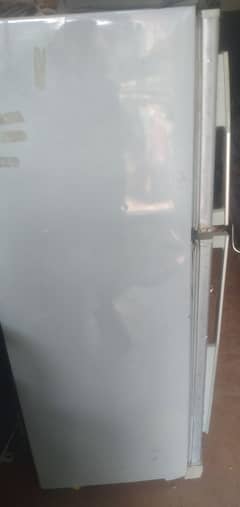 fridge medium sized in good condition 0