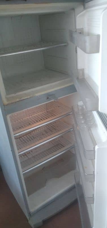 fridge medium sized in good condition 2