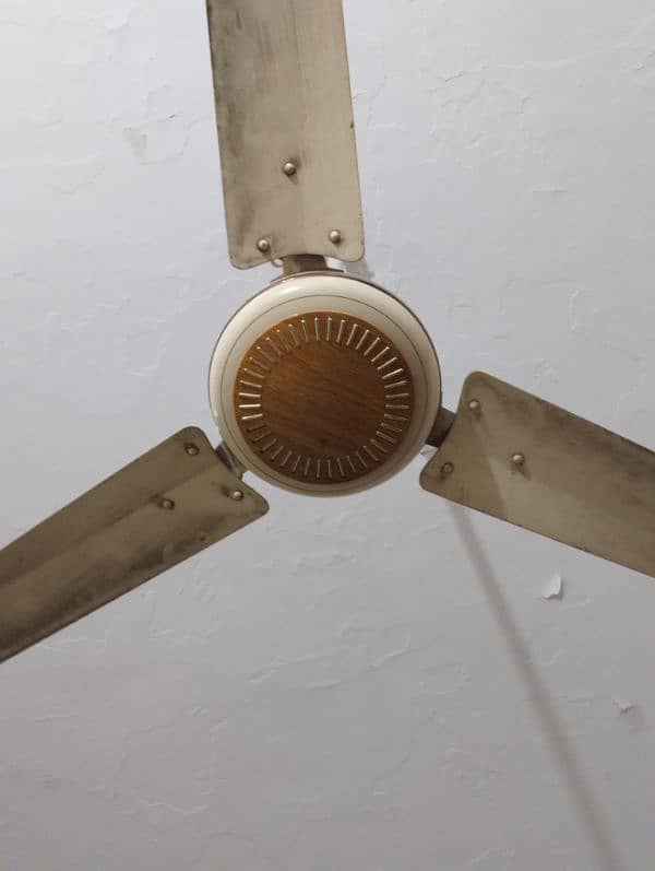 Ceiling fan for sale good condition smooth working condition no noise 2