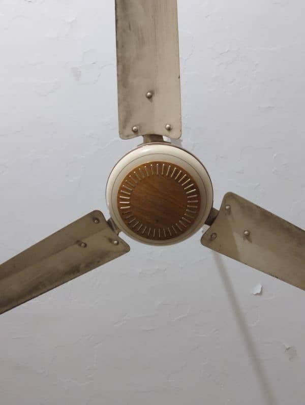 Ceiling fan for sale good condition smooth working condition no noise 3