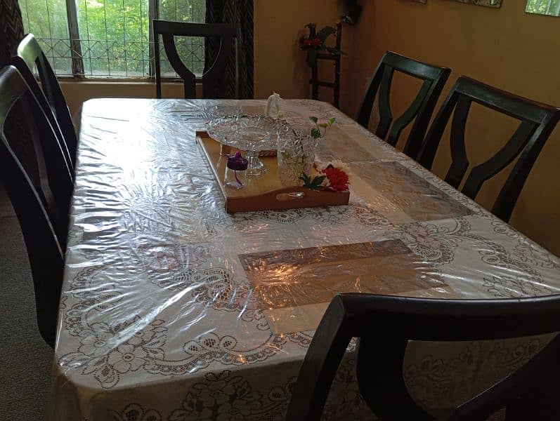 wooden dinning table with six chairs in very good condition 3