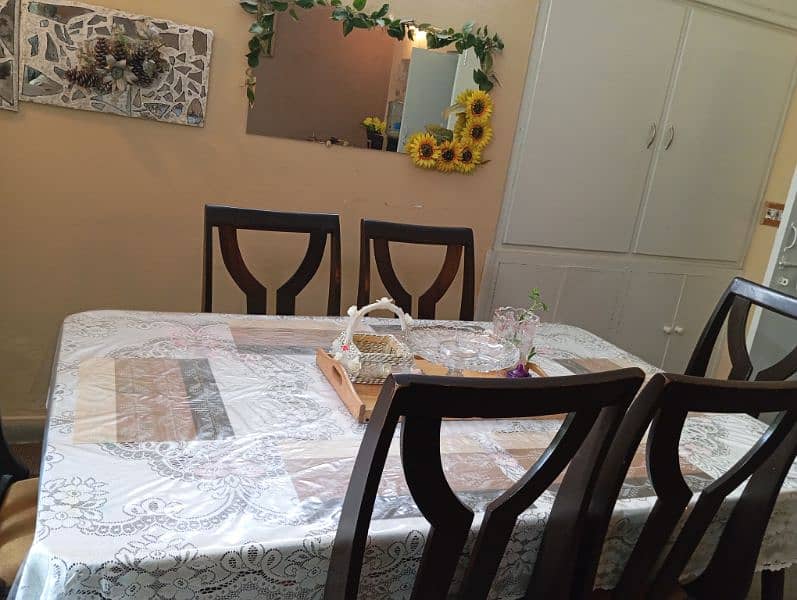 wooden dinning table with six chairs in very good condition 4