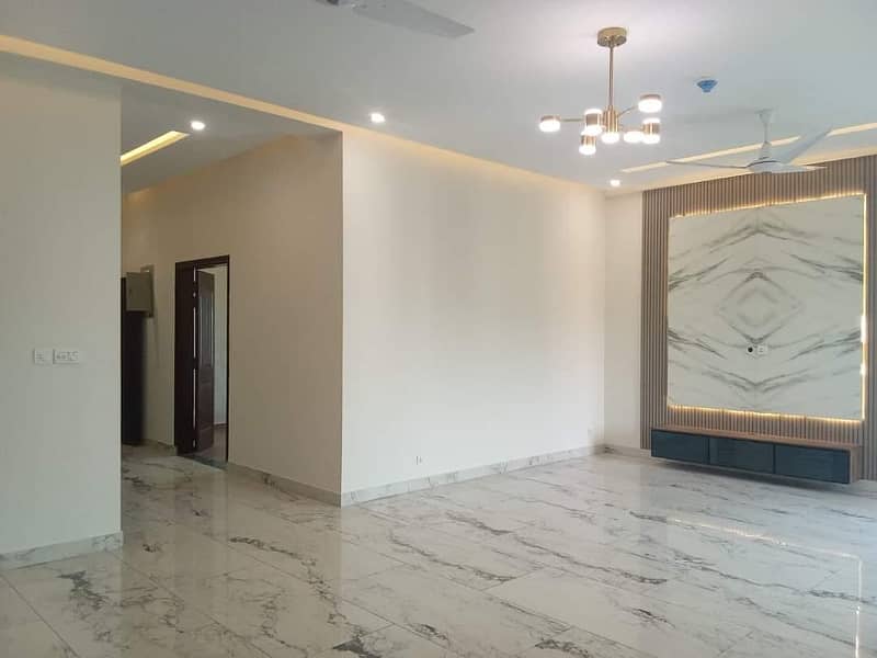 BEAUTIFUL APARTMENT AVAILABLE FOR RENT IN ASKRI 10 SECTOR S LAHORE 3