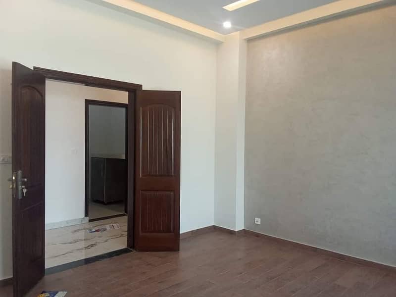 BEAUTIFUL APARTMENT AVAILABLE FOR RENT IN ASKRI 10 SECTOR S LAHORE 4