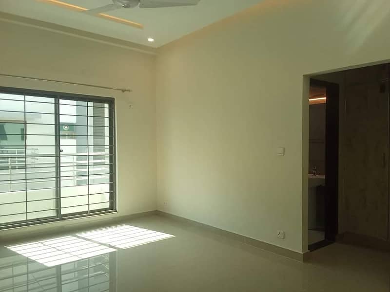 BEAUTIFUL APARTMENT AVAILABLE FOR RENT IN ASKRI 10 SECTOR S LAHORE 6