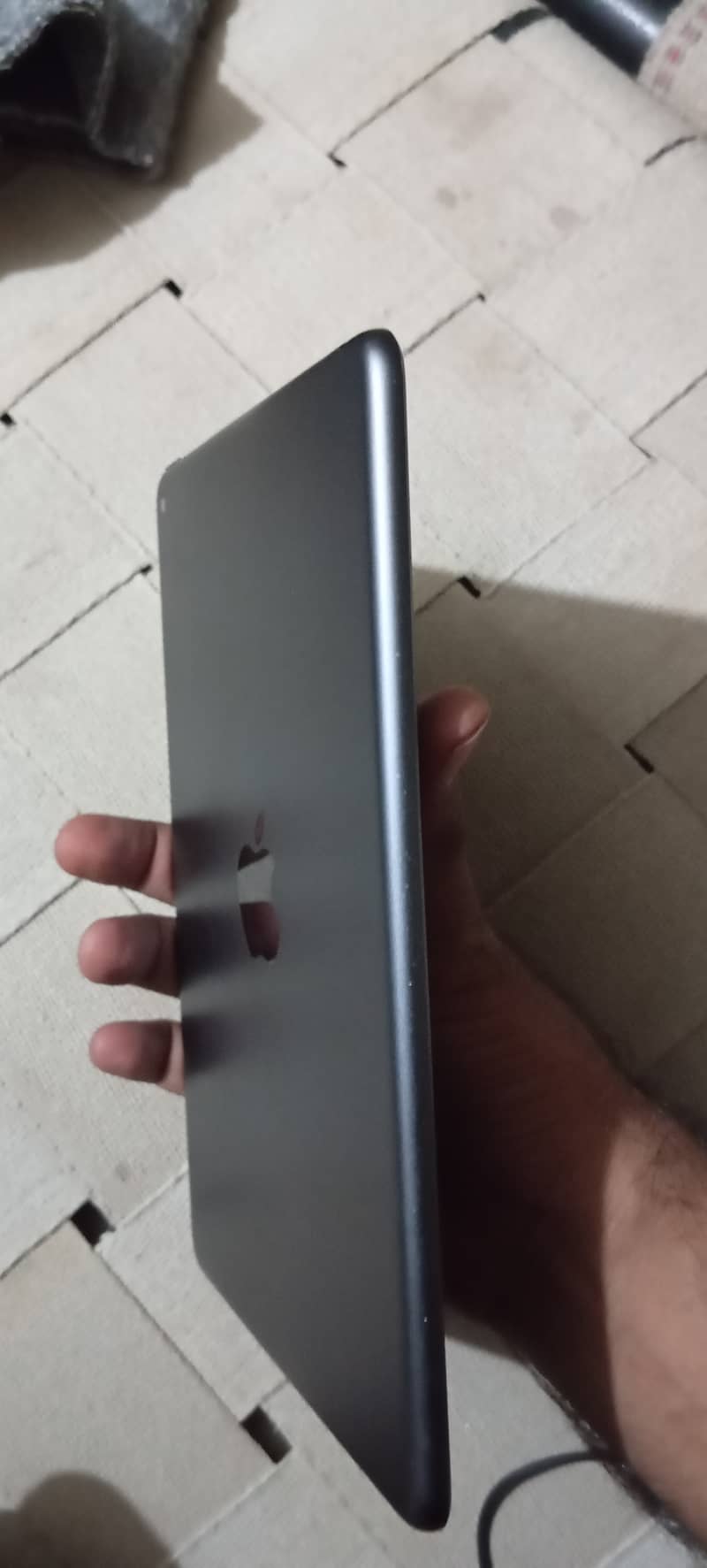 iPad Mini 5 64 GB 9/10 WITH BOX AND CHARGER GRAY COLOR BEST FOR PUBG 4