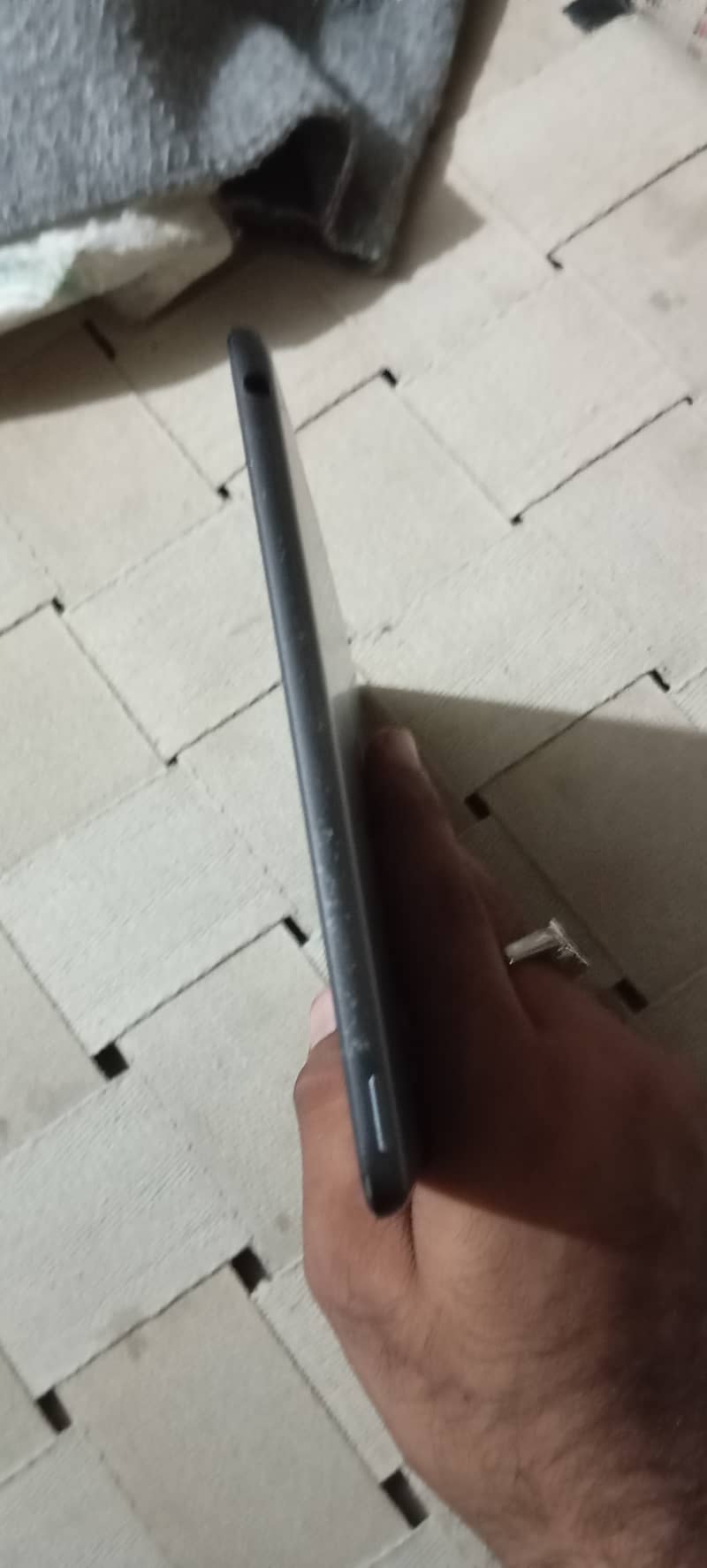 iPad Mini 5 64 GB 9/10 WITH BOX AND CHARGER GRAY COLOR BEST FOR PUBG 5