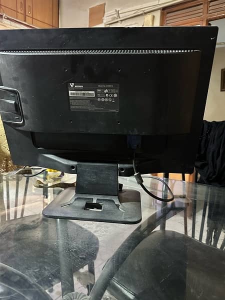 V7 Lcd monitor 18 inch 2