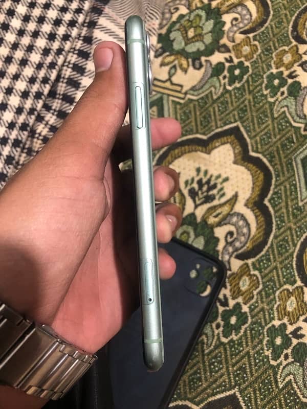 iPhone 11 All ok full new condition 6