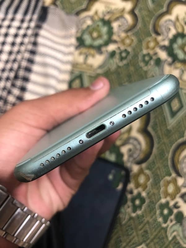 iPhone 11 All ok full new condition 8