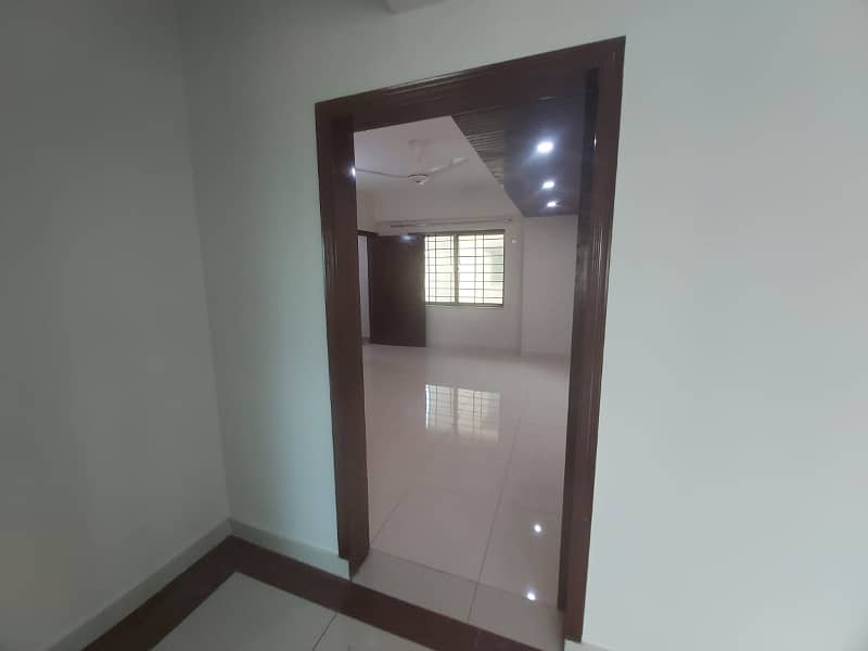 10 MARLA 3 BEDROOM LUXURY FLAT AVAILABLE FOR RENT IN ASKARI 10 18