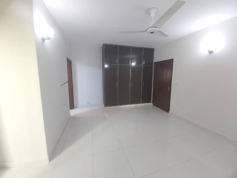 10 MARLA 3 BEDROOM LUXURY FLAT AVAILABLE FOR RENT IN ASKARI 10 23