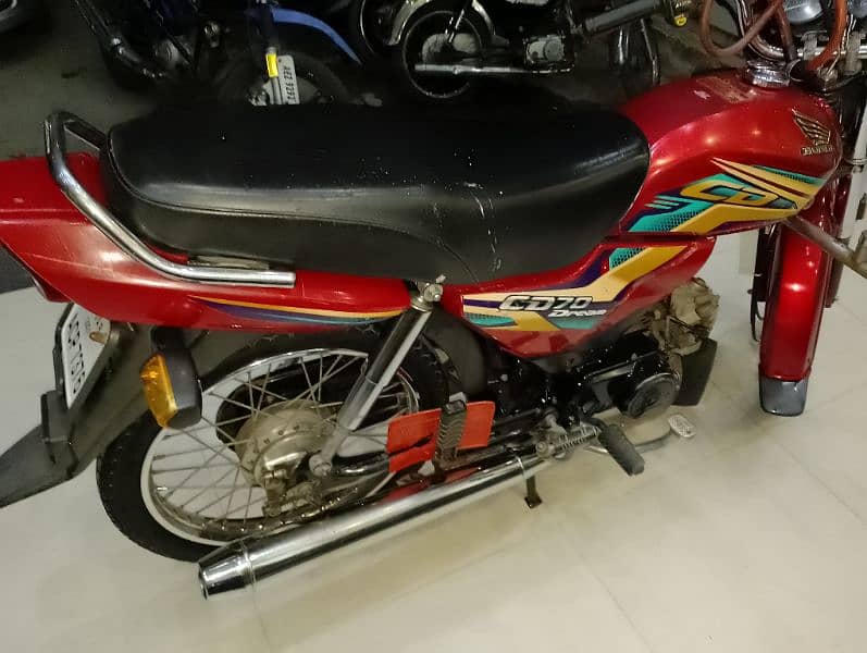 Honda CD70 Dream 9