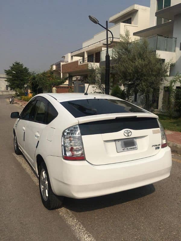 Toyota Prius 2011 model 2015 registration 4