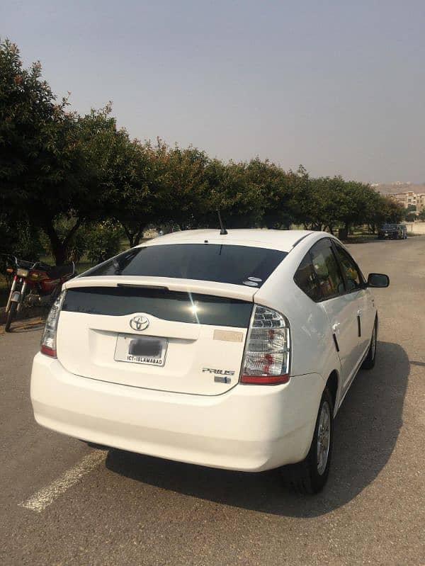 Toyota Prius 2011 model 2015 registration 5