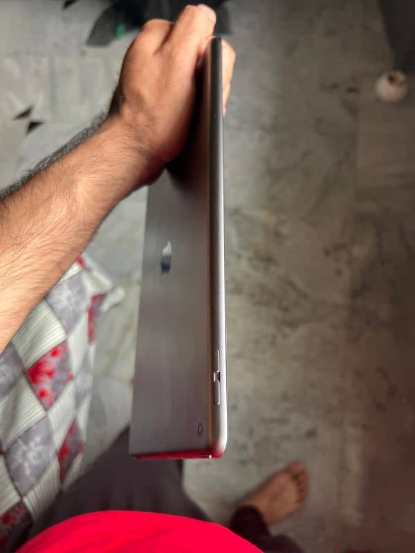 IPAD 9TH GEN 64 GB WITH BOX 4