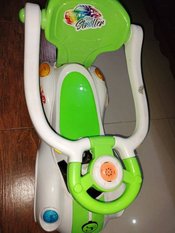 Mini Stroller with push handle for kids in new condition. 2