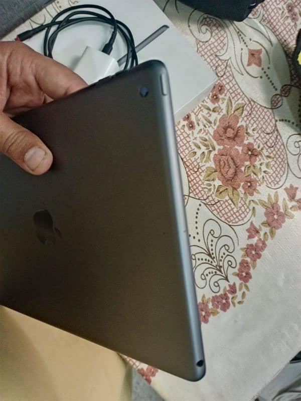 ipad 9 10/10 condition 4