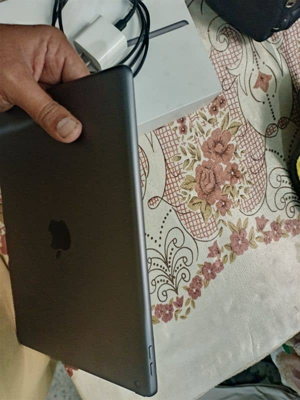 ipad 9 10/10 condition 5