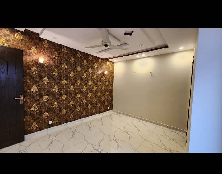 10 MARLA BREAD NOW MODERN LUXURY HOUSE AVAILABLE FOR SALE IN FORMANITES HOUSING SCHEME BLOCK -D LAHORE. 2