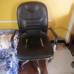 office tablr with 3 drawer and office chair  urgent sale