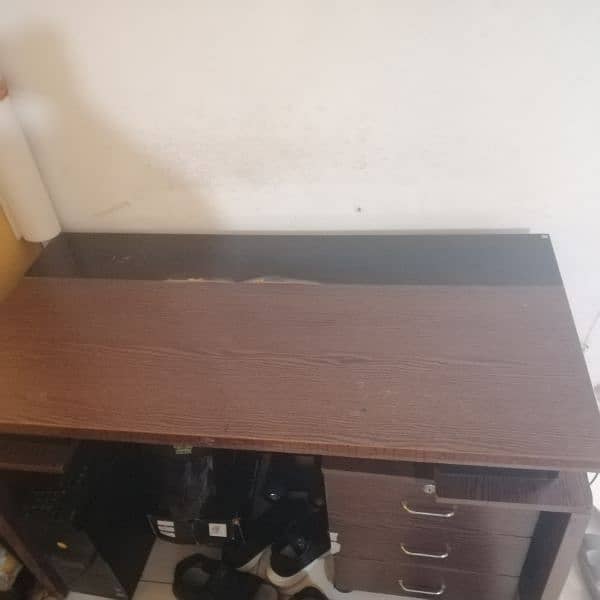 office tablr with 3 drawer and office chair  urgent sale 1