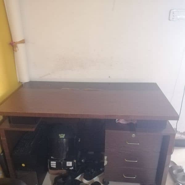 office tablr with 3 drawer and office chair  urgent sale 2