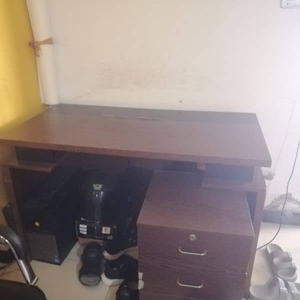 office tablr with 3 drawer and office chair  urgent sale 3