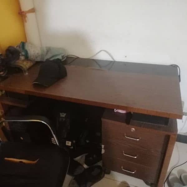 office tablr with 3 drawer and office chair  urgent sale 5