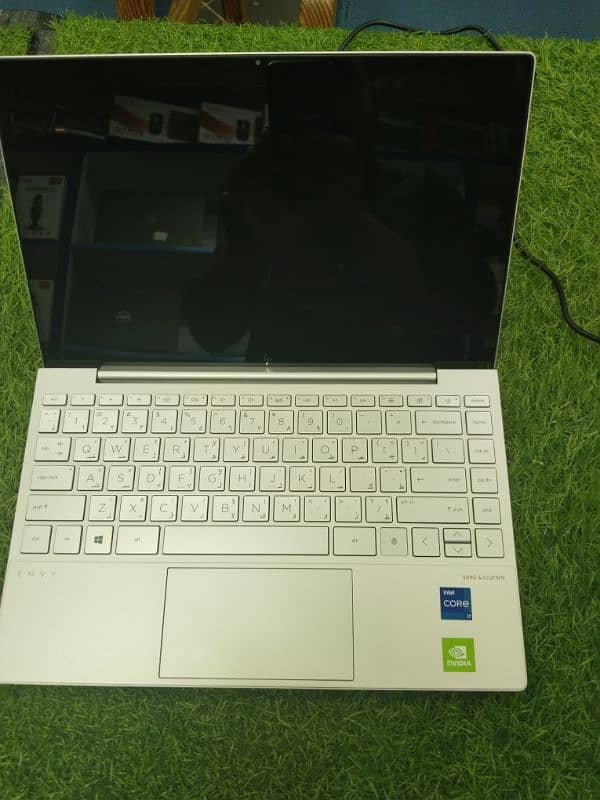 Hp envy 13 . i7 11th genration 16 Ram 512 gb ssd 2 card 1