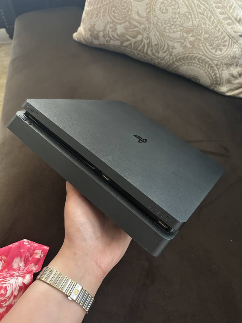 PS4 - Slim Edition 500GB with controller and 1 game 4