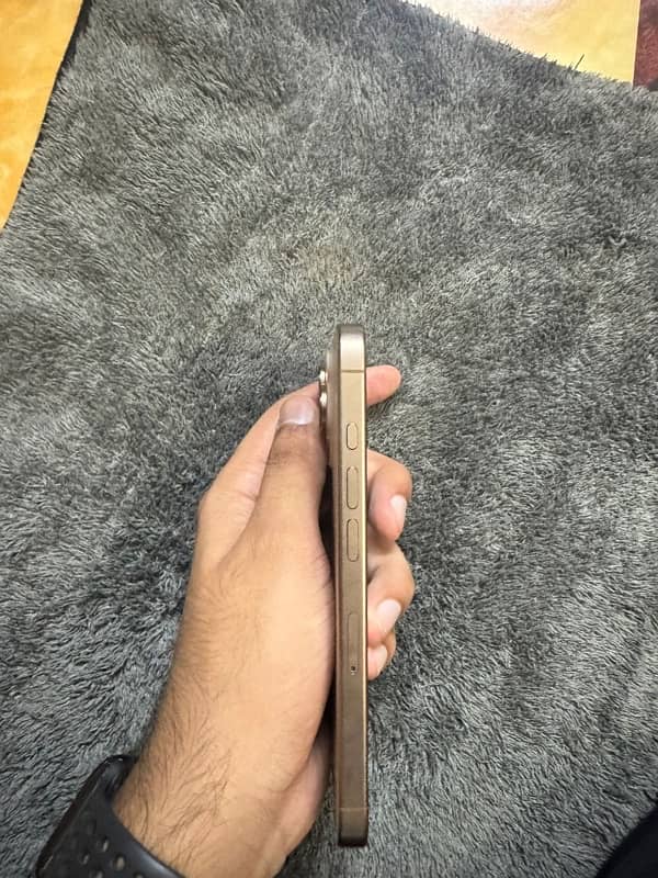 Iphone 16 pro Desert Titanium 256GB 3