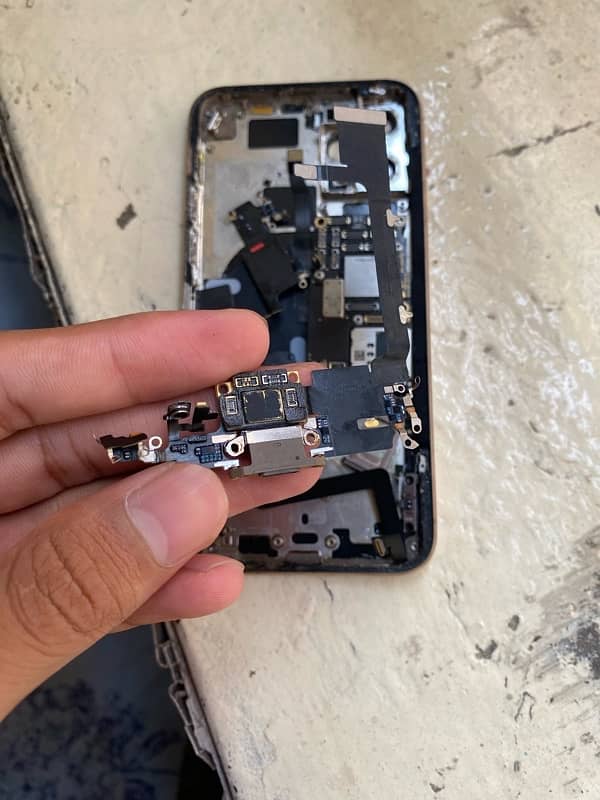 iphone 11 Pro Charging Strip  // 03269969969 whatspp and local 1